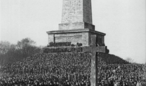 A screengrab from the British Pathe footage, showing thousands at the Wellington monument in 1926.