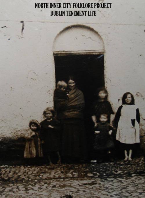 Inner-city women and children (Image posted by Dublin Tenement LIFE)