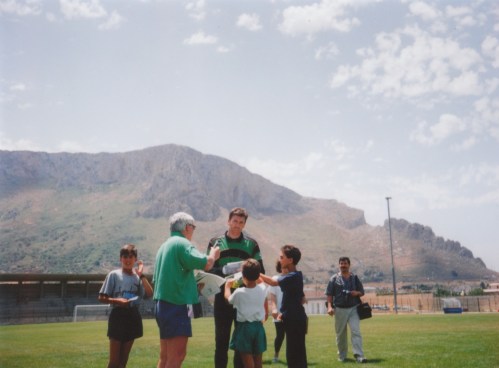 Packie Bonner signing autographs. Credit - BM