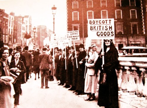 Maud Gonne protesting on O'Connell Bridge in the early 1930s.