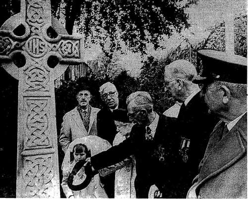 Eamon De Valera formally unveils the memorial. Credit - Irish Press (14 May 1973)