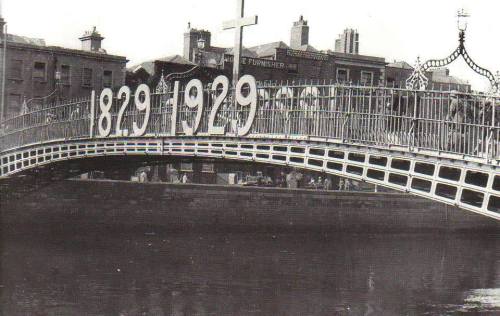 The bridge in 1929, decorated to mark the centenary of Catholic Emancipation (Image: Dublin Tenement LIFE)
