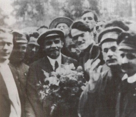 Roddy Connolly. who chaired the meeting at which the banner was unveiled, shown with V.I Lenin in Petrograd, 1920. (Via: https://www.facebook.com/IrishRepublicanMarxistHistoryProject/photos/pb.618026518228391.-2207520000.1418120818./849167988447575/?type=1&theater)