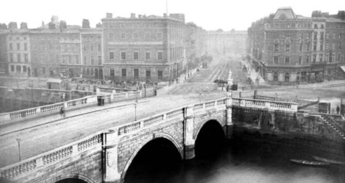 A view of the Carlisle Bridge House as it appeared. It was ultimately replaced by the O'Connell Bridge House (Image: http://www.irishtimes.com/bridges-of-dublin-1.1554914)