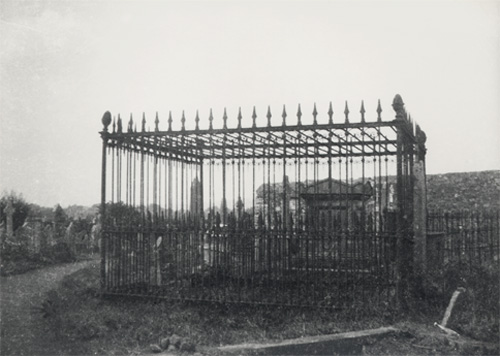 An iron grill upon a nineteenth century grave. This was intended to deter would-be resurrectionists. (Image: https://janeaustensworld.wordpress.com/2010/10/30/body-snatching-a-most-ghoulish-19th-century-affair/)