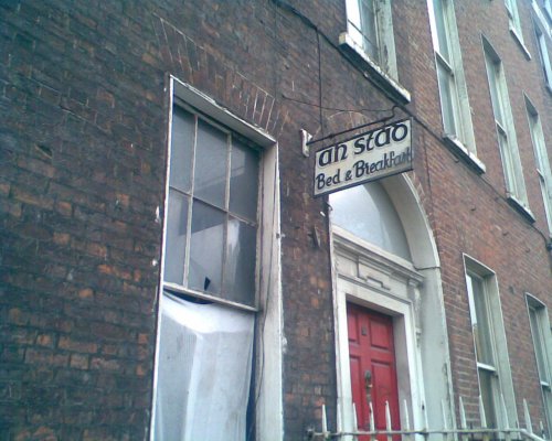 The name 'An Stad' on no.43 in 2007. (Image: http://derelictdublin.blogspot.ie/2007/12/43-north-frederick-street-dublin-1.html)