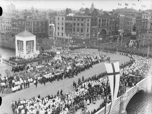 Eucharistic_Congress_-_Dublin_-_June_1932_-Benediction_on_the_Bridge