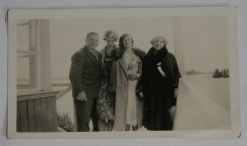 (l-r) Conrad Peterson, Isolde Peterson (cousin), unknown, unknown. Dublin, c. 1936. Credit : Brady Family via Sandra Bondarevska